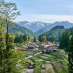 合掌造りの集落と山々の遠景