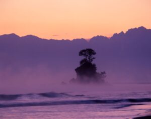 黎明の静けさ、紫に染まる海と空