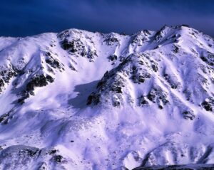 雪に覆われた立山連峰の主峰・雄山。鋭い岩稜と雪の斜面が光と影で描かれている冬の景観