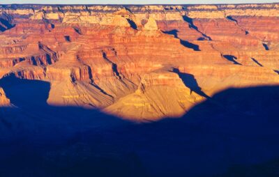 夕陽の光と影が織りなすグランドキャニオンの峡谷風景