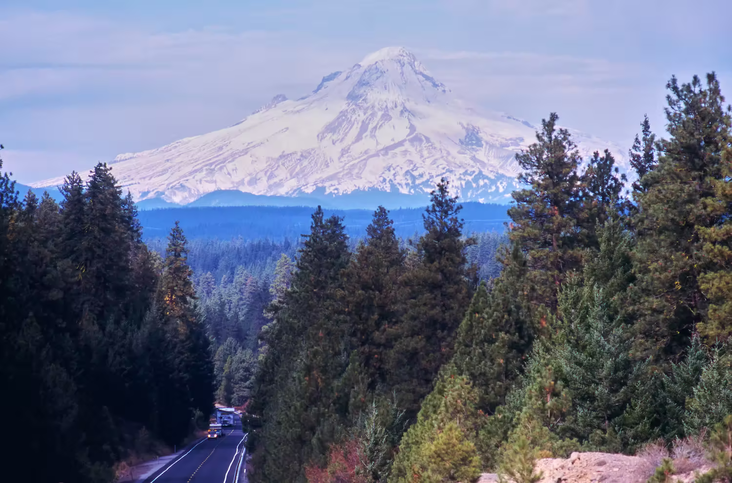 ハイウェーから見えるマウント・フットの全景
