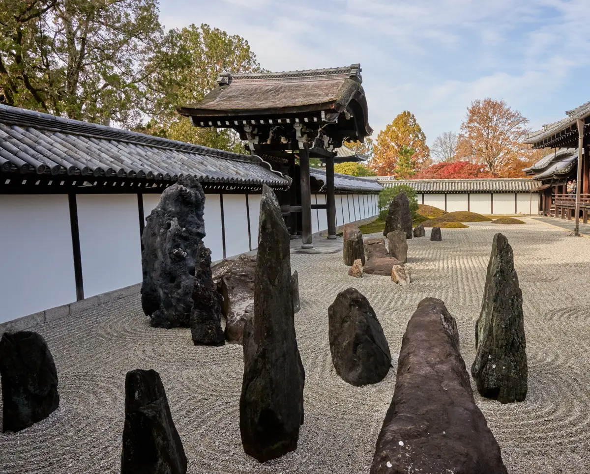 東福寺本坊庭園・南庭 ― 枯山水の石組と波紋模様