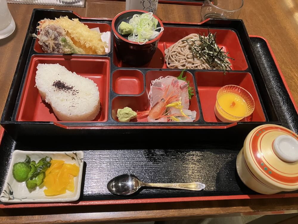 楽今日館の食堂で注文したそば会席と天ぷら刺身茶碗蒸し