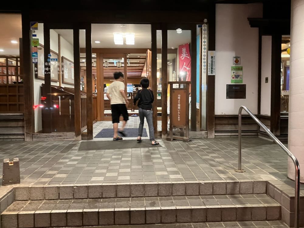 富山市岩稲にある神通峡岩稲温泉楽今日館の夜の玄関