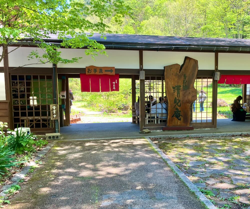 そば処清見庵の入口と木製看板