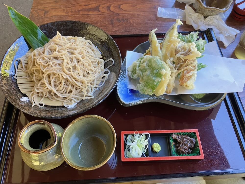 清見庵名物のてんざると山菜天ぷら